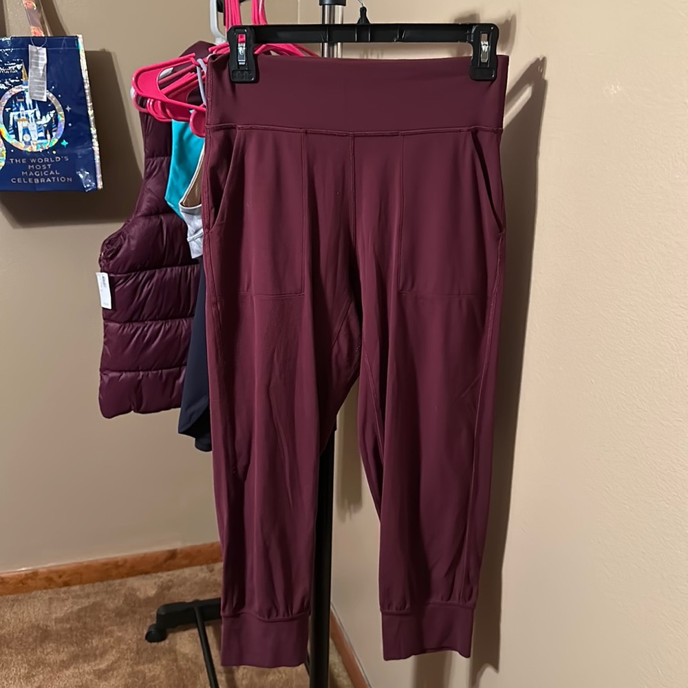 Lululemon size 6 cropped joggers